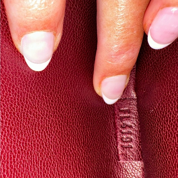 Authentic Louis Vuitton purse. Like new - Picture 6 of 8
